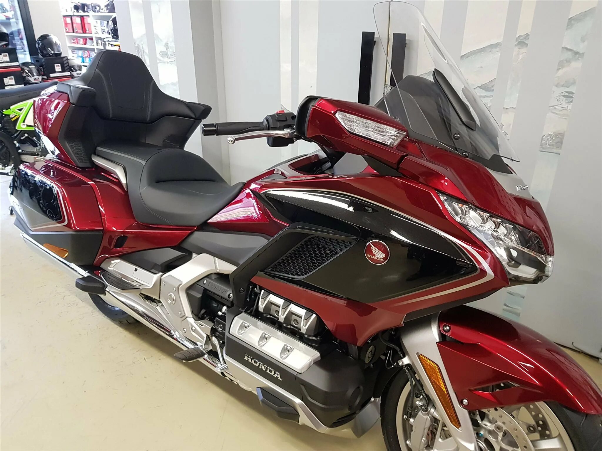 Купить голду 1800. Honda Gold Wing 1800. Honda gl1800 Gold Wing. Honda Gold Wing 1800 Tour. Honda gl1800 Gold Wing Tour DCT.