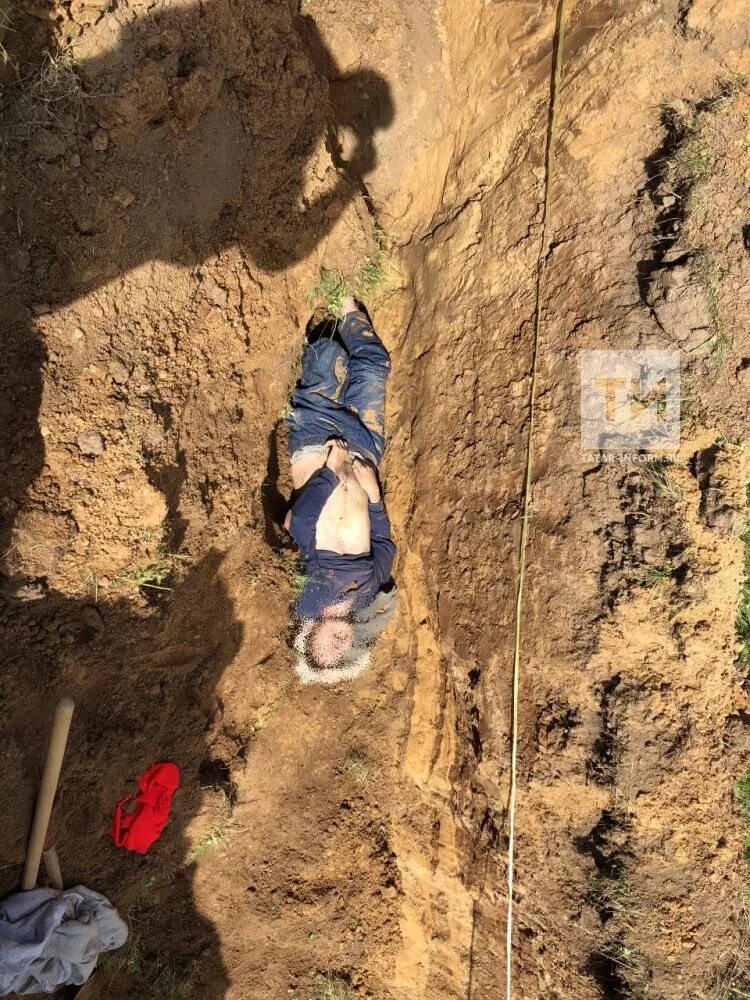 Засыпало землей. Яма в земле. заваливание под землей.