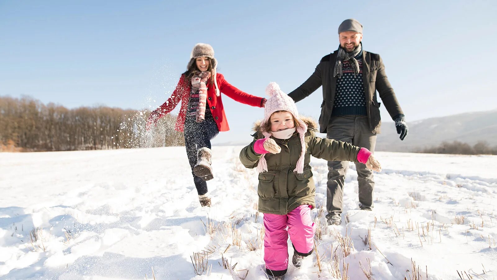 Зимой можно играть. Прогулки на свежем воздухе зимой. Семья зимой. Семья на прогулке зимой. Детям о прогулке на свежем воздухе зимой.
