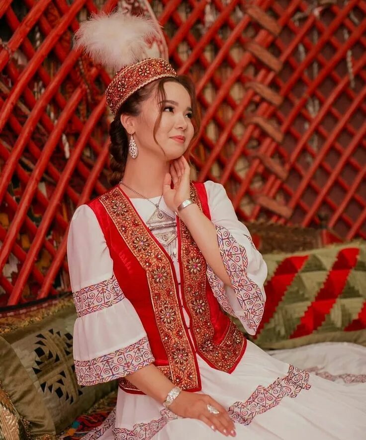 Kazakh traditional. Девушка в национальном костюме. Казахский костюм женский. Национальная одежда казахов. Казашки в национальной одежде.