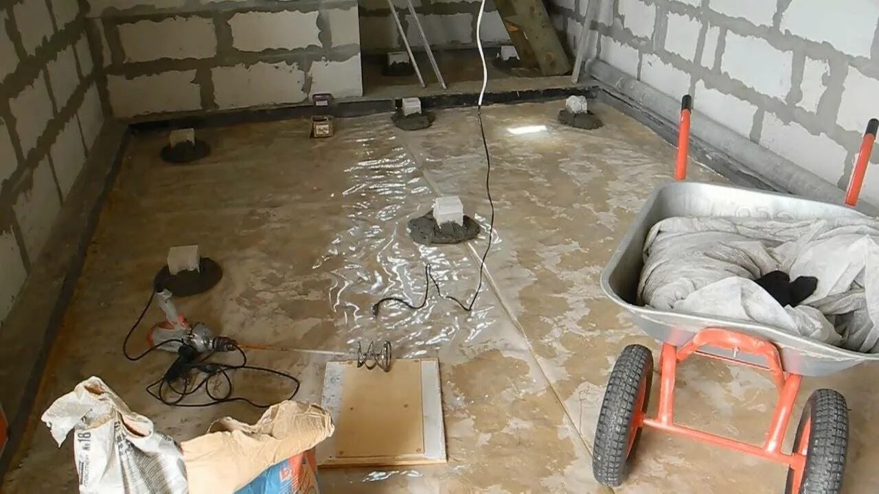 Залить бетон в гараже своими руками. Бетонная стяжка. бетонная стяжка пола. бетон стяжка. бетонный пол в гараже.