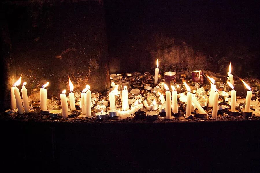 Свечка. Зажигается свеча. Зажженная свеча. Зажечь свечу. Зажигать свечи во сне.