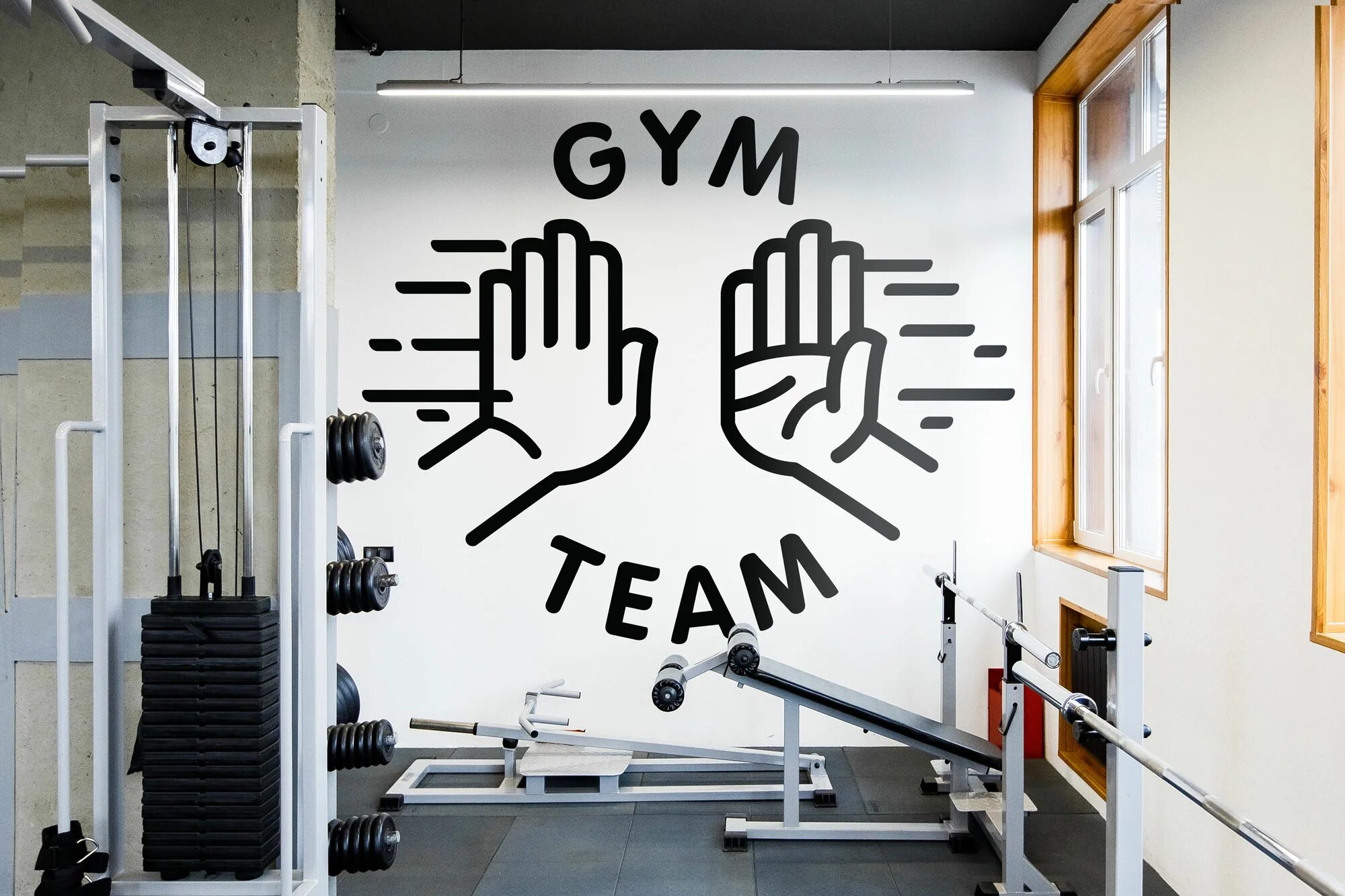 Обои в стиле gym. Фирменный стиль тренажерного зала. Gym надпись. Роспись стен в спортзале. Тренажерный зал логотип.