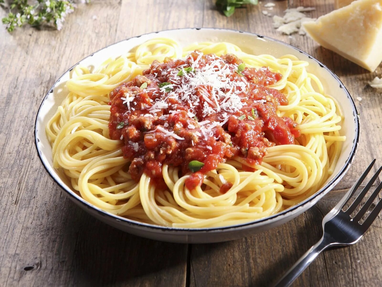 Спагетти с пастой болоньезе с фаршем рецепт. Спагетти баланьез. Болоньезе с фаршем. Паста Нери болоньезе. Болоньезе с птитимом.
