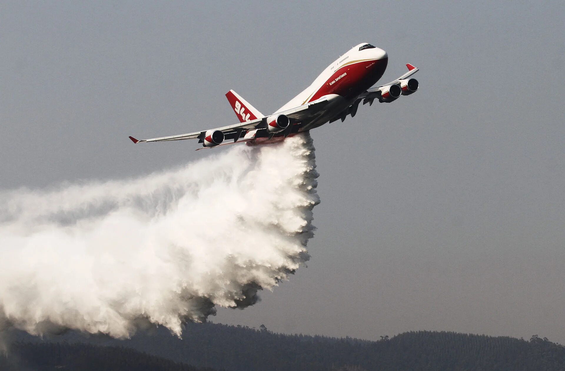 В каком году появились пожарные самолеты. 747 Supertanker. Самолет 747 Global Supertanker. Boeing 747 Supertanker. Пожарный самолет Боинг 747 Супертанкер.