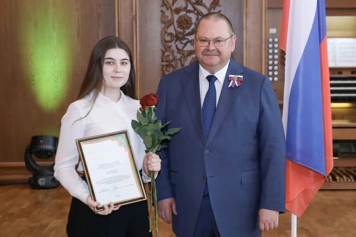 Региональные награждения. Награждение в Губернаторском доме в Пензе. Медаль губернатора Пензенской области. Фото вручение приза. Губернатор вручил награды