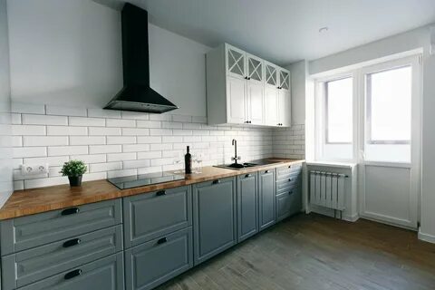 Белая кухня 12 м в скандинавском стиле с серым фартуком и столешницей