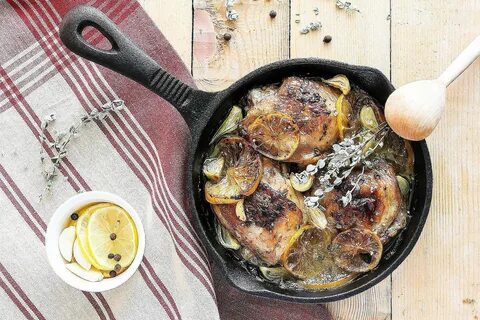 Куриные бедра с чесноком на сковороде