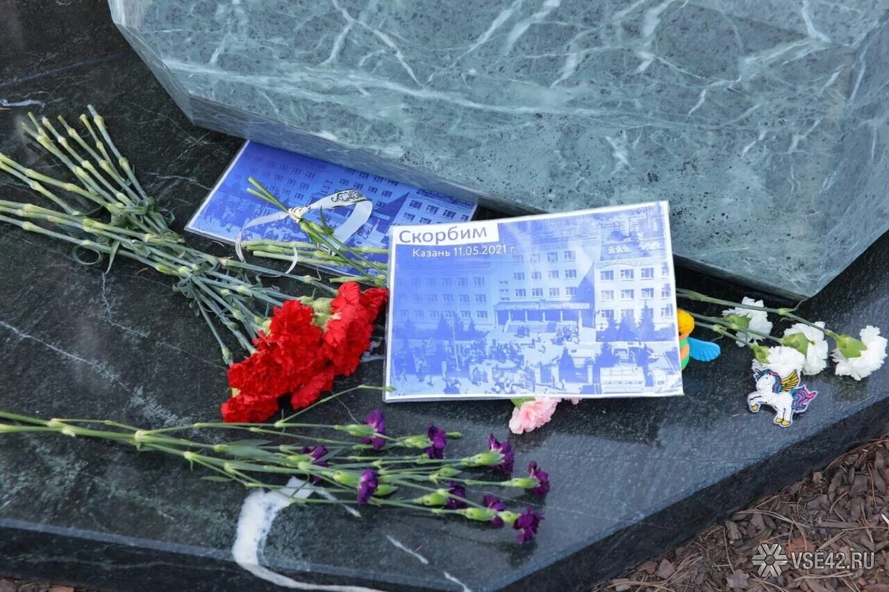 Зимняя вишня кемерово дата трагедии. Трагедия в зимней вишне кемерово. память погибших в зимней вишне. памятник погибшим в зимней вишне. зимняя вишня мемориал.