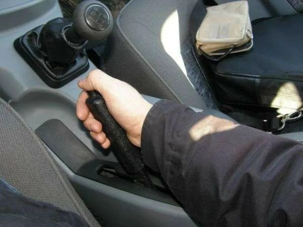 Что такое ручник. Подтянуть ручник Ларгус. Ручной тормоз автомобиля. Ручник в машине. Ручной ручник.