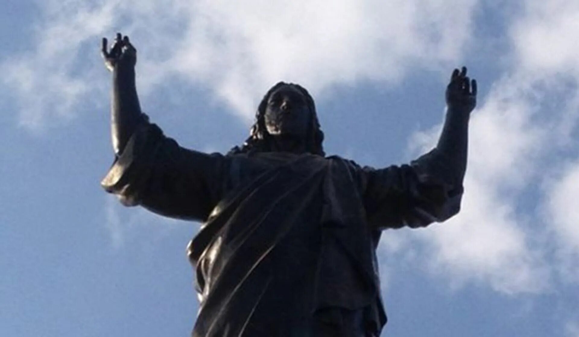 Иисус христос с армянскими флагами. Статуя христа в армении. Армения город гюмри памятник иисусу христу. Царукян статуя христа. Гора атис в армении статуя иисуса христа.