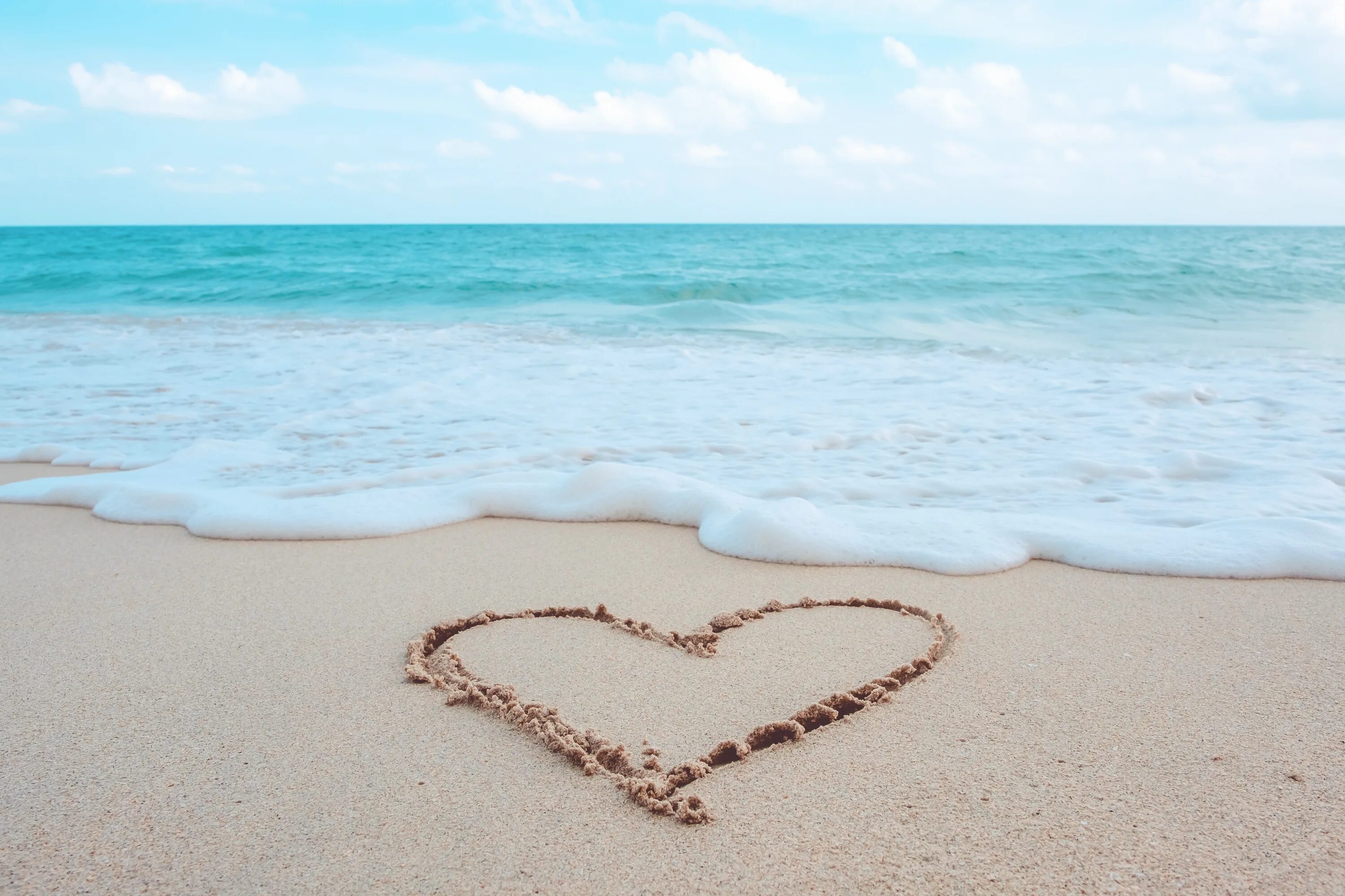 Лишь для тебя моря и океаны. Море любви. Сердце на песке у моря. Надпись на песке на море. Сердечко на песке.