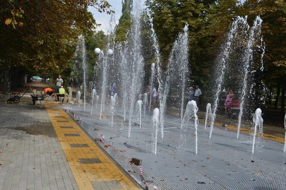 Белгород погулять. Фонтан парк Победы Белгород. Парк Южный Белгород. Южный парк Белгород фонтан. Фонтан Алексеевка Белгородская область.