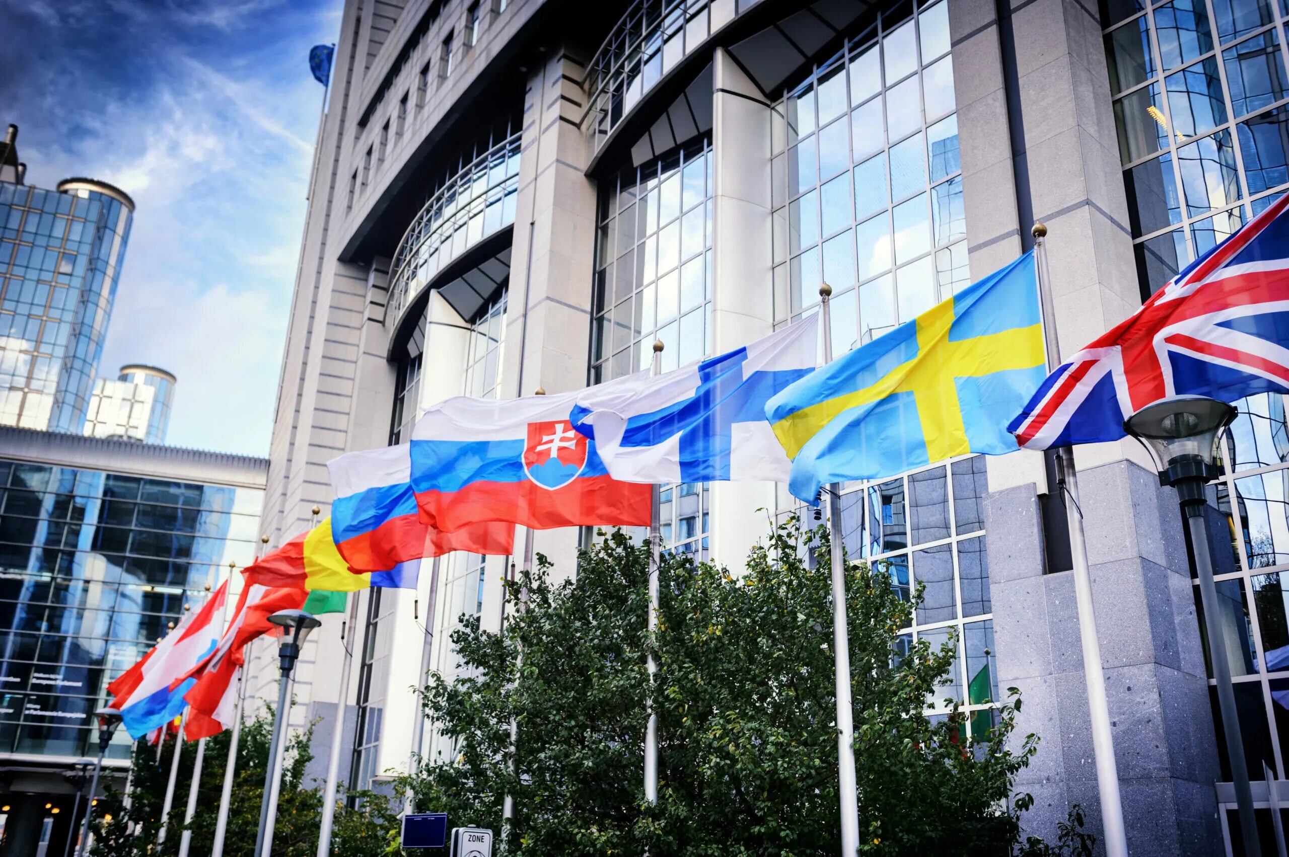 Европейский Союз и ООН. Европейский парламент флаг. Здание Евросоюза. Флаг на здании.
