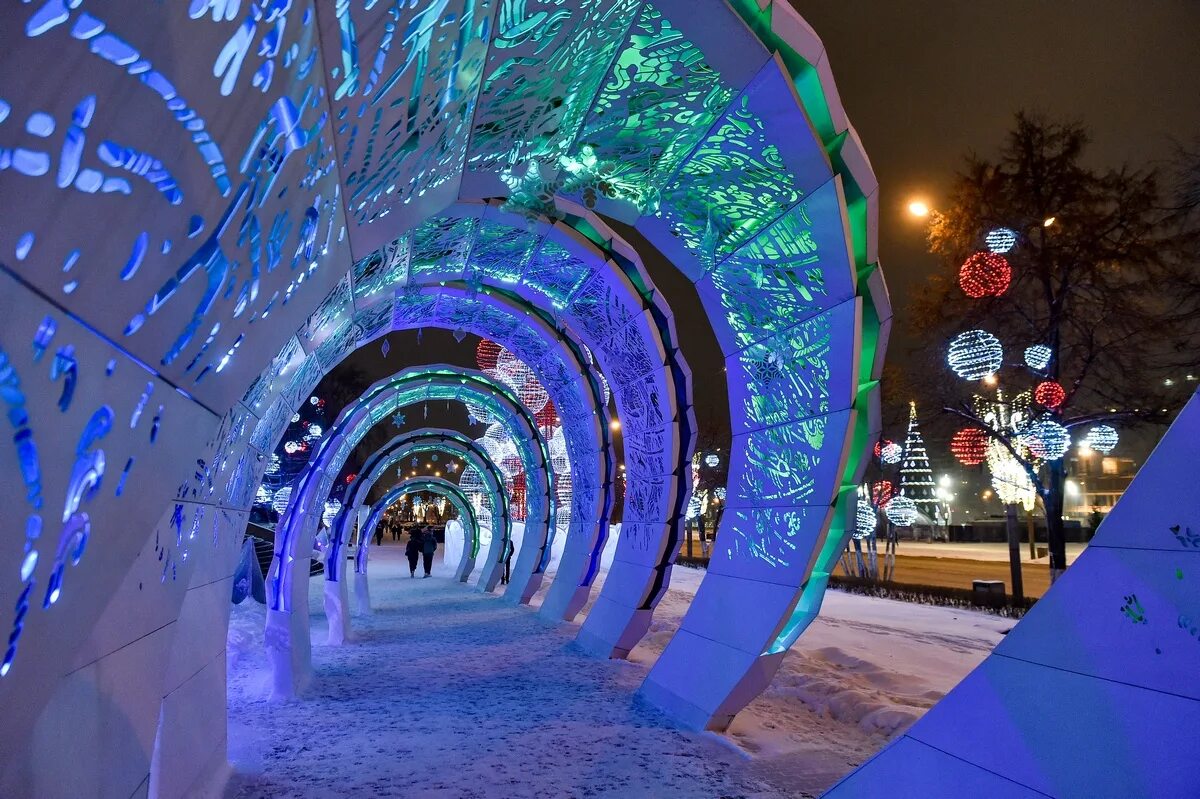 Куда сходить в перми зимой. Ледовый городок пермь 2025. пермь ледяной городок 2025 год. ледовый городок пермь 2025. елка в перми 2025.
