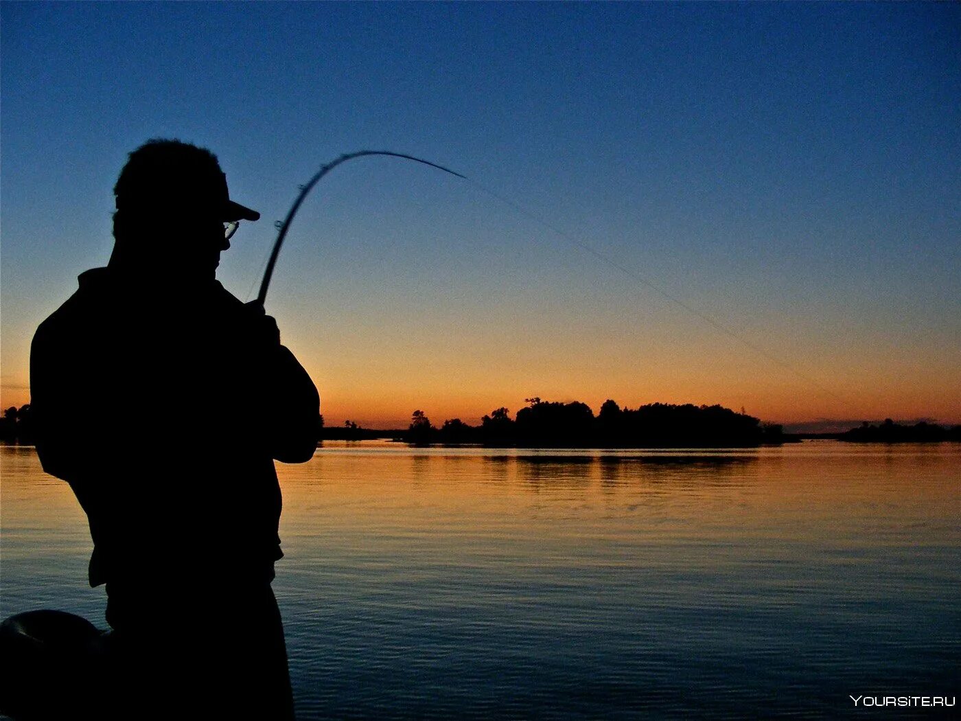 Рыбалка. Рыбак со спиннингом. Рыбак с удочкой. Ночная рыбалка. Ловить рыбу удочкой во сне для женщины