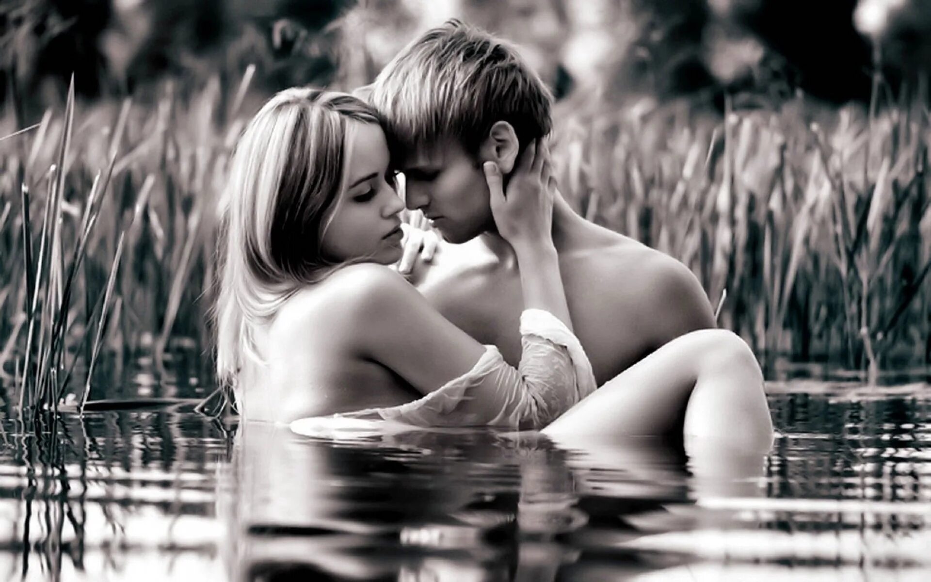 Картинки влюблённых пар. Поцелуй на природе. Страстные картинки про любовь. Парень и девушка в воде.