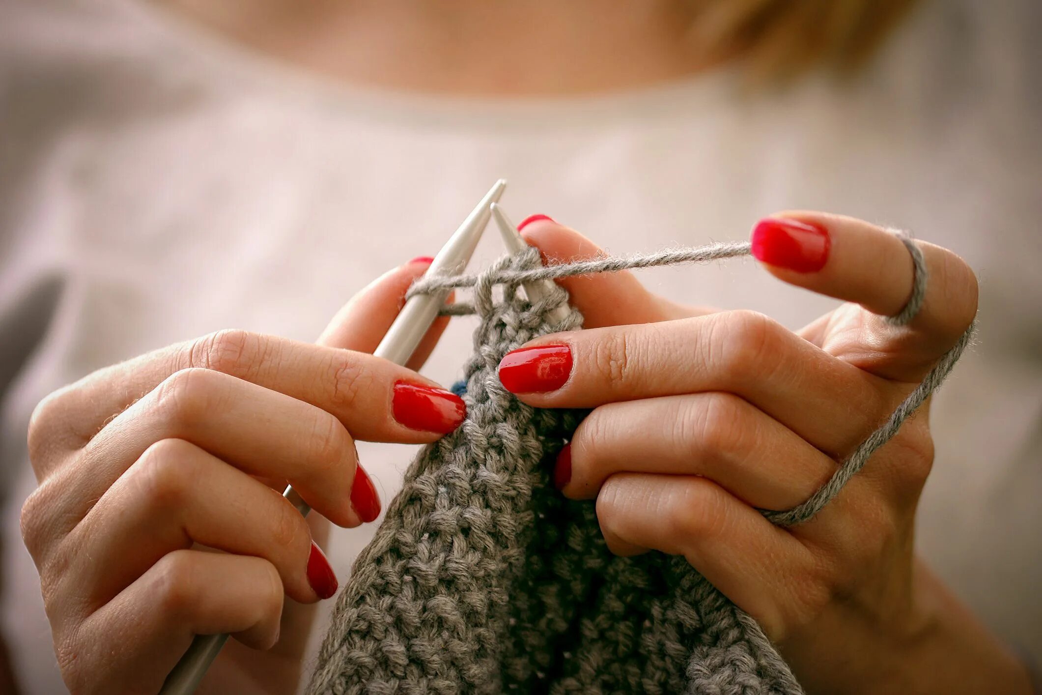 Knitting hands. Макросъемка вязание. Девушка вяжет. Девушка с вязанием. Вязание Эстетика.