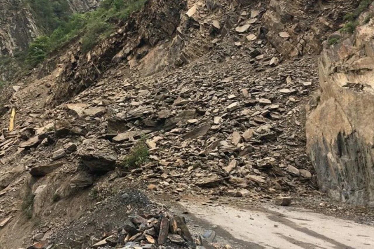 Камнепад сегодня. Камнепады сели оползни в дагестане. Транскам дорога. Обвал на горной дороге. Камни падают с гор.