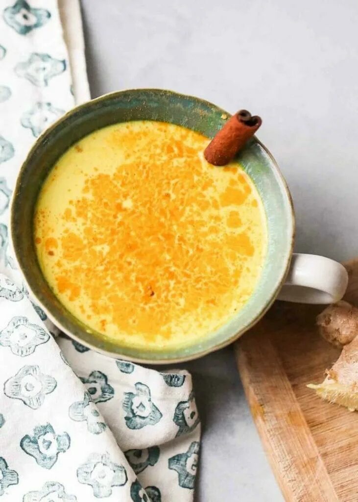 Золотое молоко. Молоко с куркумой. Золотое молоко с куркумой. Напиток с куркумой медом и молоком. Золотое молочко из куркумы.