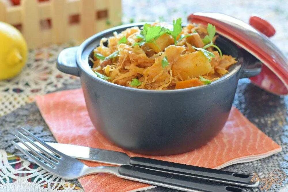Квашеная капуста с курицей и картошкой. Тушеная свинина с квашеной капустой. картошка с квашеной капустой. свинина с картошкой и капустой тушеная. тушеная квашеная капуста.