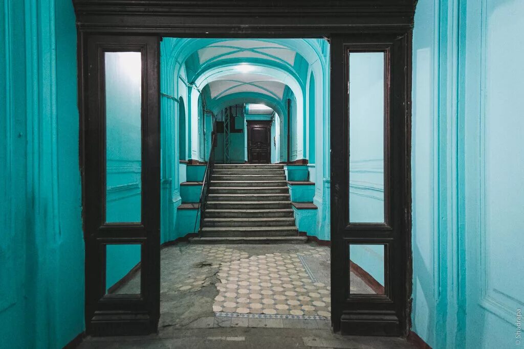 Что такое парадная в доставке. Петербургская парадная в спб. парадные подъезды санкт-петербурга. парадные санкт-петербурга с лифтом. парадная подъезд петербург.