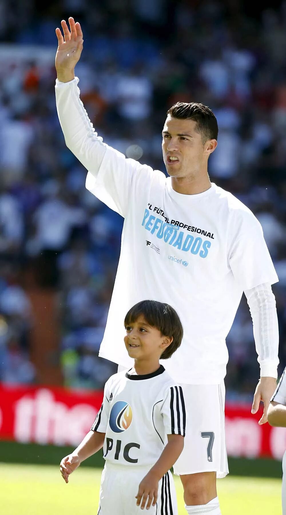 Роналдо мальчик. Роналдо футболист и его сын. Кристиано Роналдо на поле с сыном. Роналду младший. Криштиану Роналду с мальчиком.