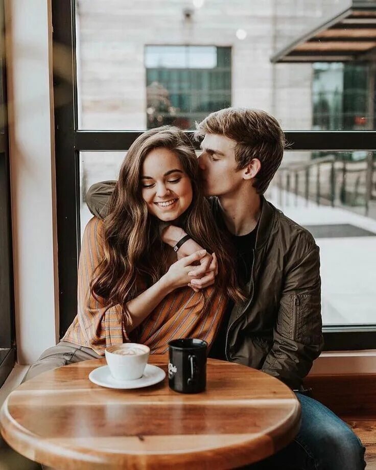 Парень и девушка в кафе. Влюбленные пьют кофе. Фотосессия в кофейне пара. Фотосессия в кафе парень.