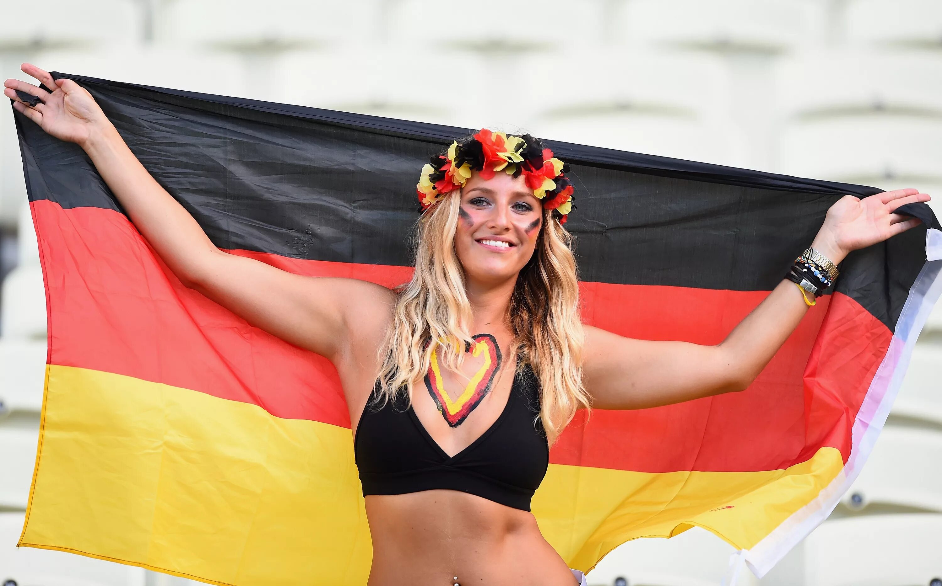 Красивые немецкие женские. Немки. Женщины Германии. Девушка с флагом Германии. Обычные девушки Германии.