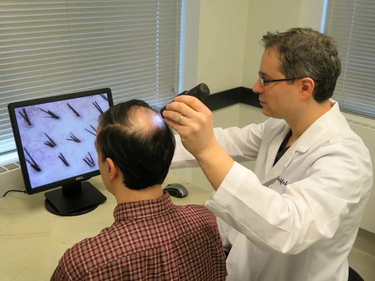 Врач волос и кожи головы. Трихоскопия гнездная алопеция. Трихология для парикмахеров. Как называется врач по волосам. Трихолог.