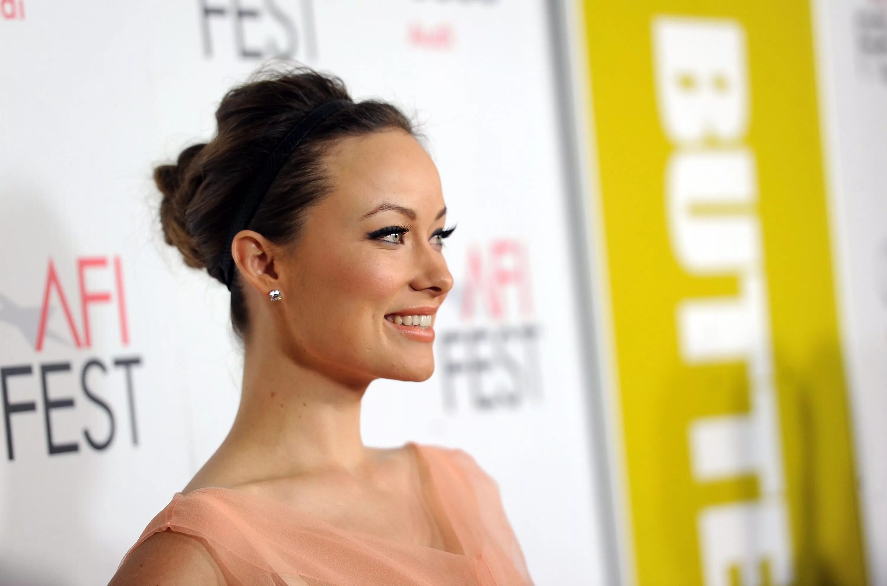 Olivia forum. Olivia Wilde в профиль.