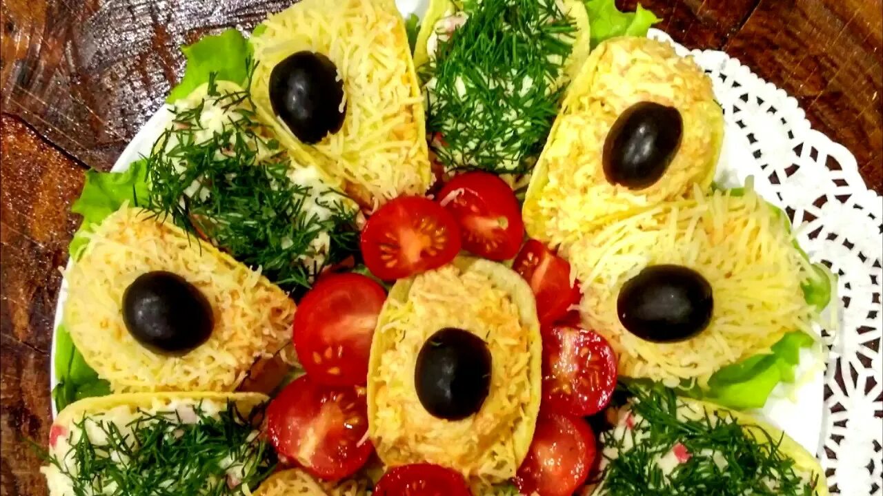 Чипсы как легкая закуска 4 буквы. Закуска на чипсах. Закуски на стол с чипсами. Закуски на чипсах на праздничный стол. Закуска на чипсах принглс.