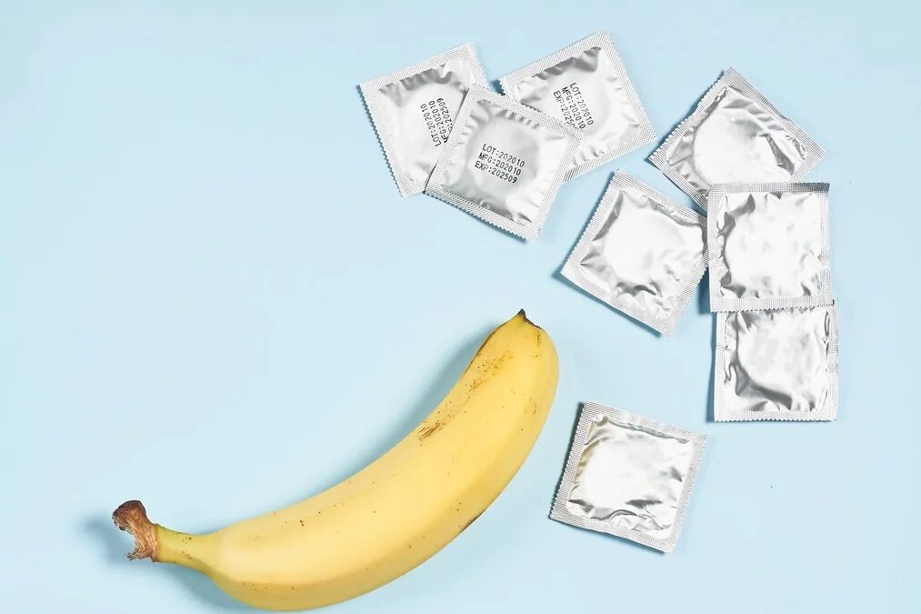 Презервативы безопасность. Презики с бананом. Самые безопасные презервативы. Желтый презик бренд.