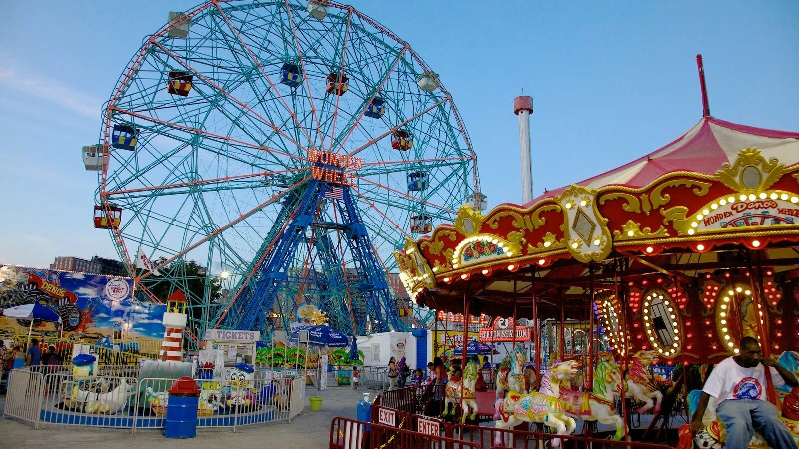 Парк аттракционов амусемент парк. Парк аттракционов Дирехавсбаккен. Coney Island Карусель. Карусель в парке аттракционов порт Авентура. Парк аттракционов найти