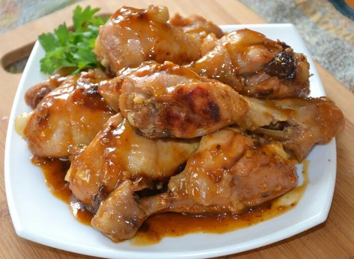 Как потушить куриные голени. Куриные голени в мультиварке. куриные бедра в соевом соусе. бедро курицы в соевом соусе. куриные бедрышки в мультиварке.