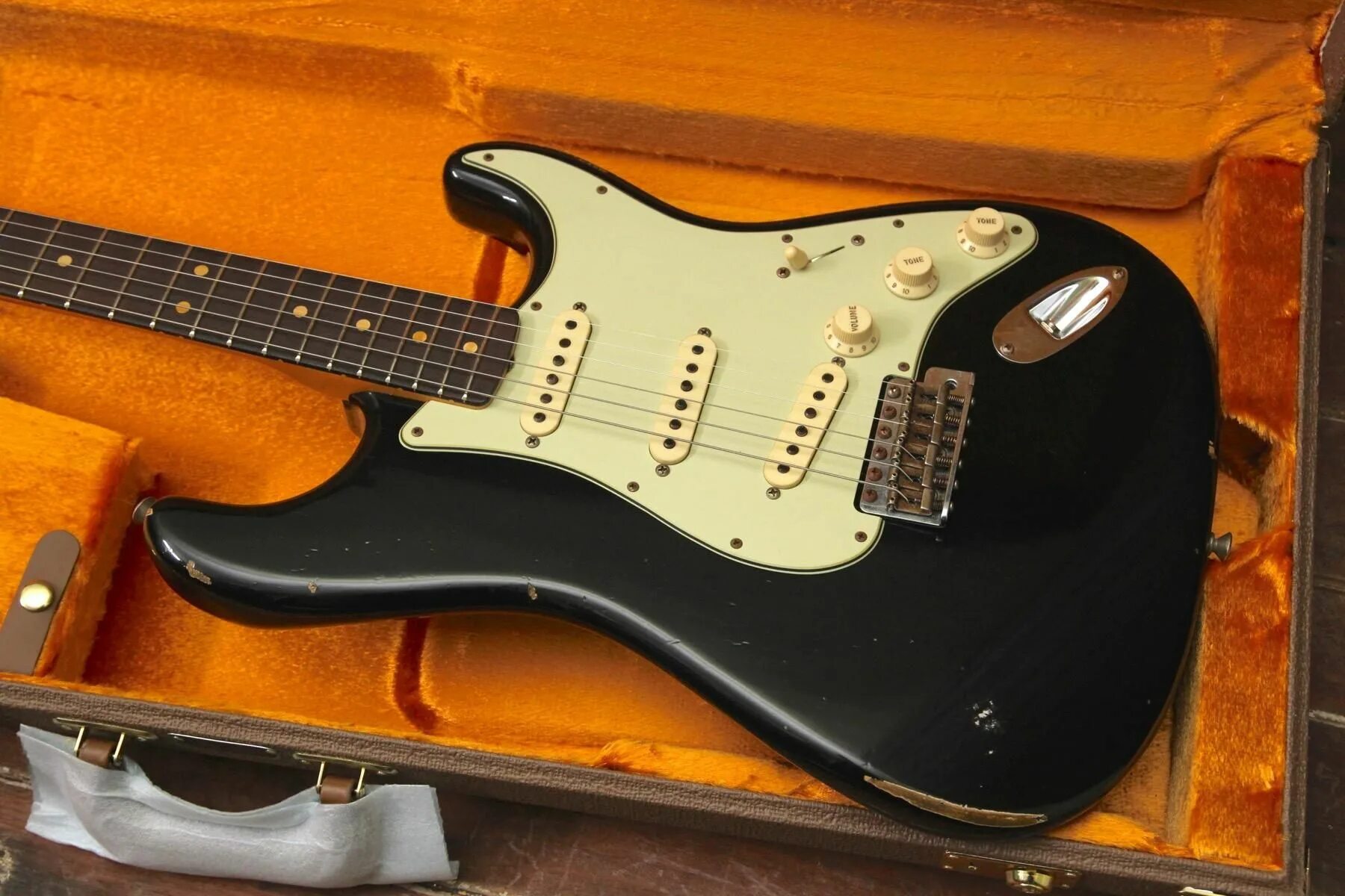 Черный фендер. Черный фендер. Ibanez strat black gold. Сравнение fender squier stratocaster black. Гитара fender stratocaster black.