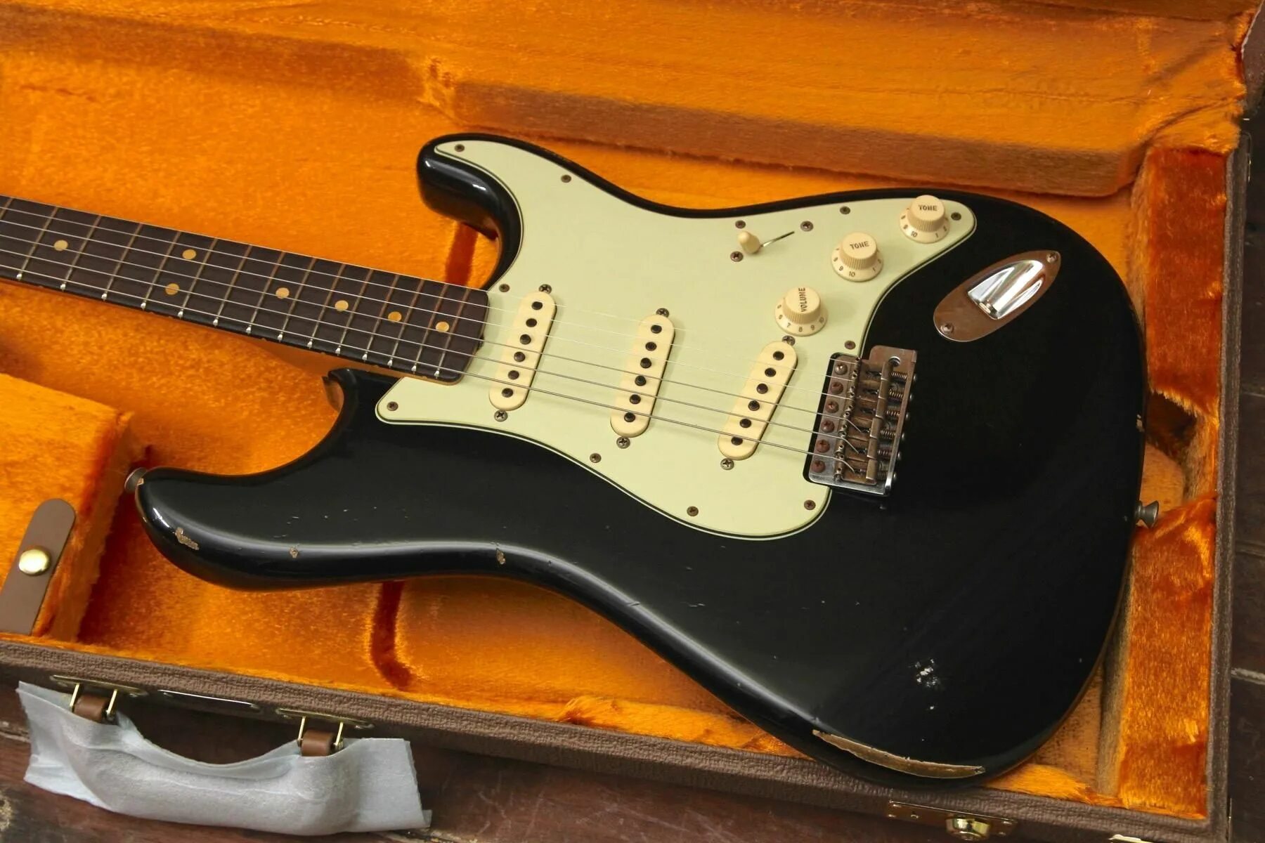 Fender Stratocaster черный. Fender стратокастер черная. Relic 63 Stratocaster. Электрогитара Telecaster Custom чёрный.