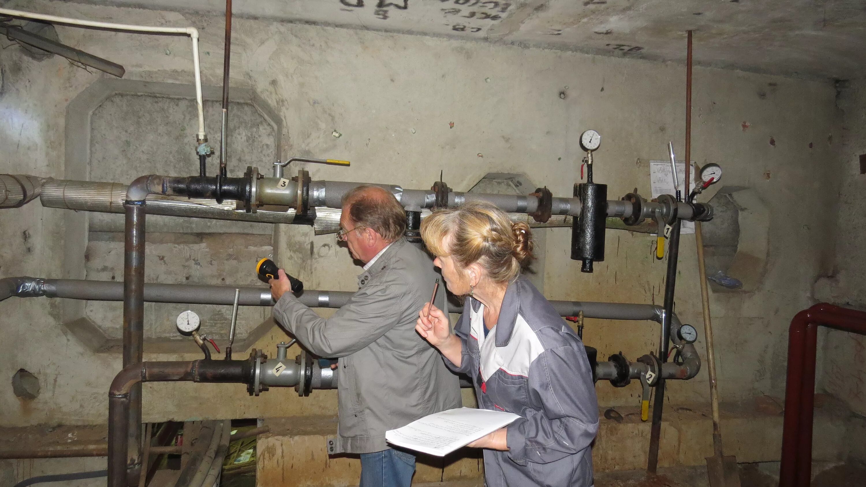 трубы водоснабжения в подвале. сварка радиаторов отопления. капремонт системы отопления. монтажник отопления и водоснабжения. монтаж водоснабжения.