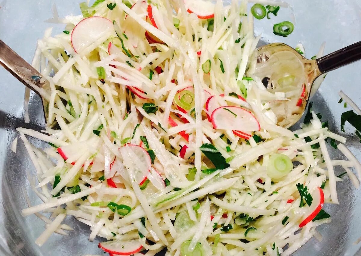 Салат с капустой и редиской. Салат из редиса с огурцом. Салат капуста огурец редис. Салат из пекинской капусты и редиски. Салат весенний с редисом и огурцом и яйцом.