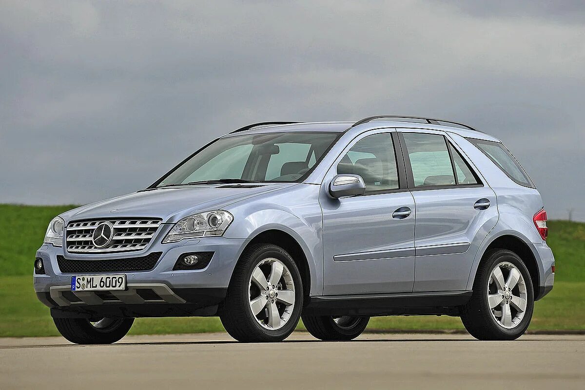 Экономичный бу. Mercedes ml 350. Мерседес ml 350 4matic. Мерседес Бенц мл 350 4 матик. Mercedes ml 4 matic.