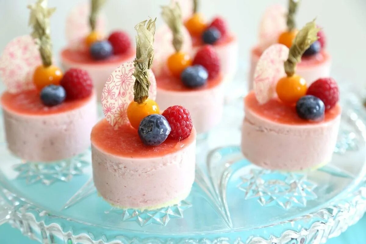 Текстурные десерты. Модные десерты. Желированные десерты суфле. 2 десерта. Земляничное пирожное.