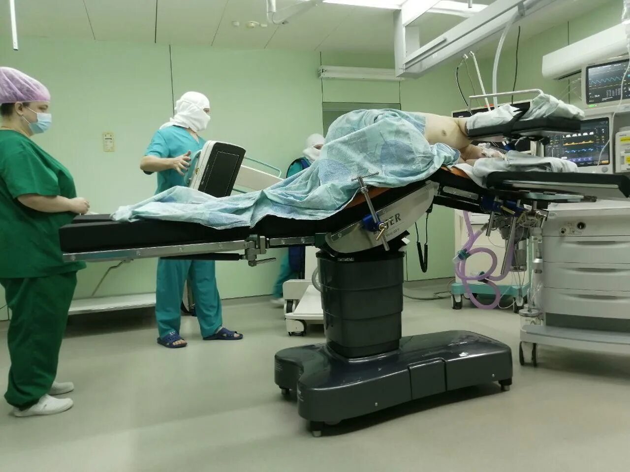 После операционный стол. Пациент на операционном столе. Питание послеоперационных больных. После операционный стол. Стол операционный hybase 6100.