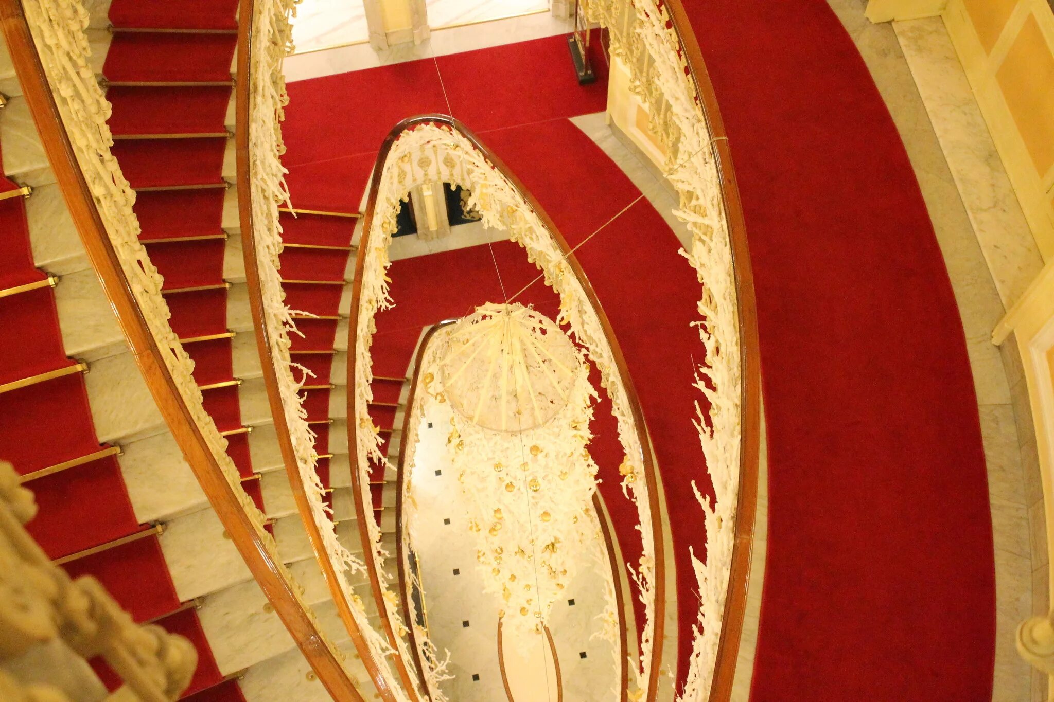 Павловск дворец тронный зал. Петергофский дворец леблон. Кремлевский дворец московского кремля внутри. Большой кремлёвский дворец (резиденция президента рф). Лестницы в гостинице главный злодей.