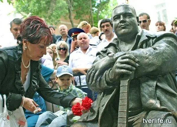 Тверь памяти круга. Памятник Михаилу кругу Тверь. Памятник михаилумкругу Тверь. Кладбище круга в Твери.