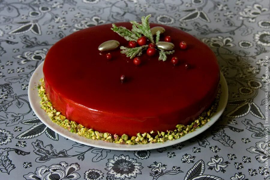 Постная глазурь для торта. Новогодний муссовый торт. Торт с красной глазурью. Вишневый муссовый торт. Красная глазурь.