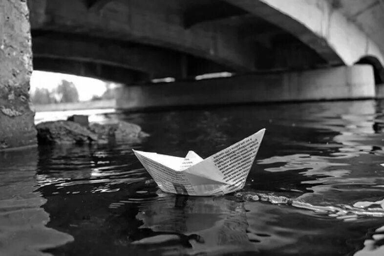 Бумажный кораблик читать. Бумажный кораблик. Белый бумажный кораблик. Бумажный кораблик на воде.