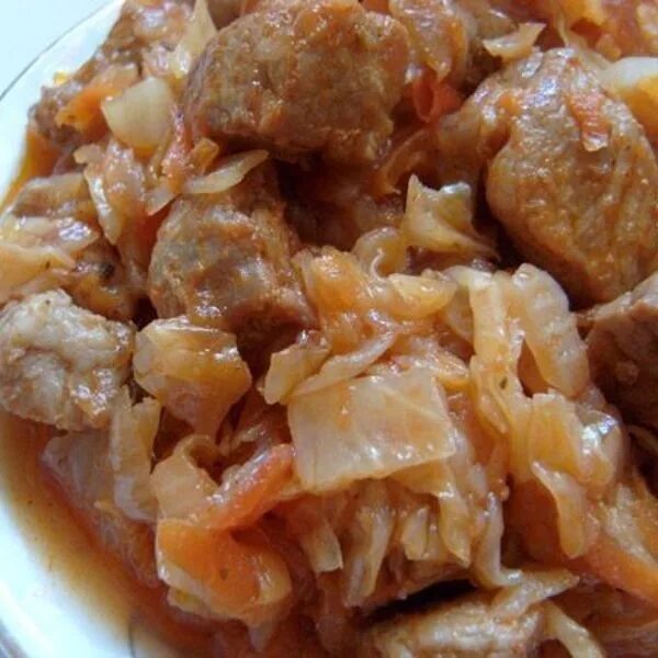 Солянка из капусты. Солянка с капустой и картошкой и мясом. Солянка из кислой капусты. Солянка из квашеной капусты с мясом и картошкой. Солянка капуста картошка колбаса