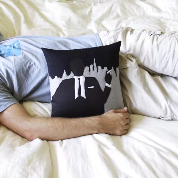 Подушка с майклом афтоном. Pillow man. Спящий человек в кровати. Pillow man. Подушка обнимашка.