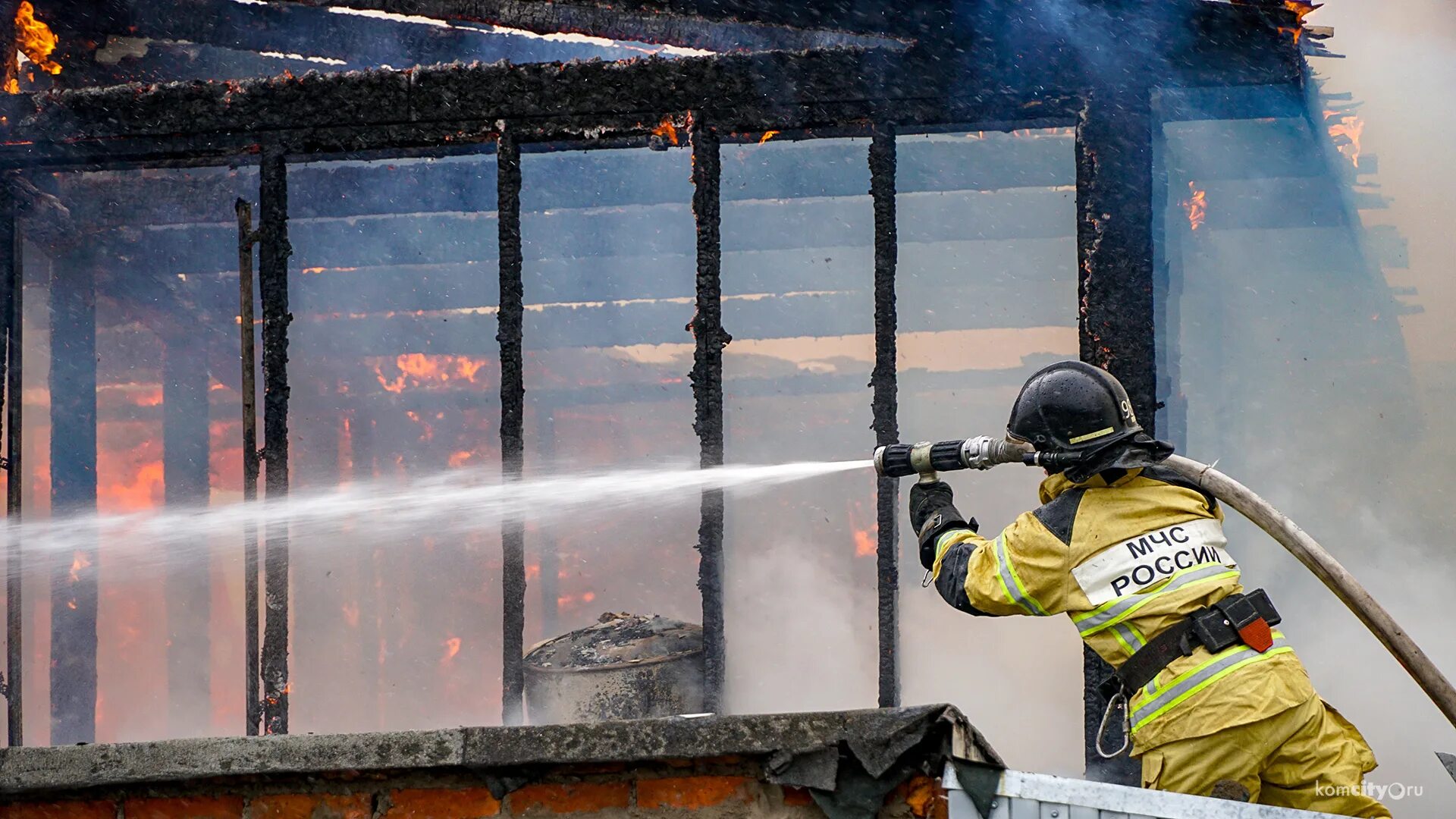 Пожар вызвали пожарную. Заметив возгорание немедленно вызывайте пожарных. Пожар на балконе ваши действия. Принцип слабого звена при пожаре. Пожар уничтожил игрушки и книжки.