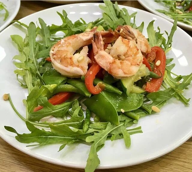 Салат руккола креветки и кедровыми орешками. Креветки руккола черри. Салат с креветками и орешками. Салат руккола креветки черри. Салат с рукколой и креветками.